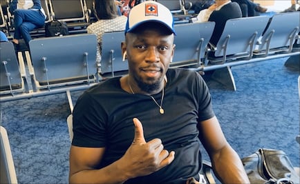 Usain Bolt posa con una gorra del Cruz Azul