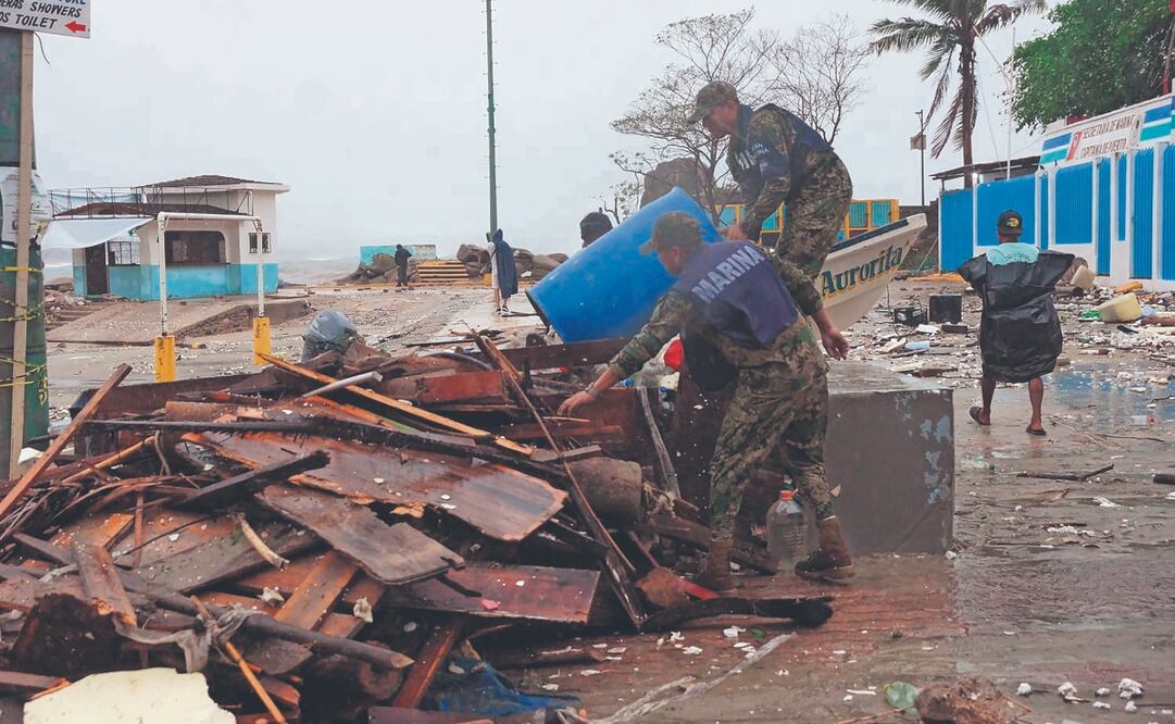 En Puerto Escondido, elementos de la Marina iniciaron labores de limpieza tras el paso del meteoro, que destruyó varios locales. Fotos: de Edwin Hernández. El Universal