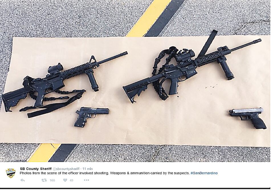 En esta imagen difundida por la oficina del alguacil del condado de San Bernardino se ven las cuatro armas con las que Farook y su esposa atacaron el Centro Inland (TWITTER SB COUNTY SHERIFF)