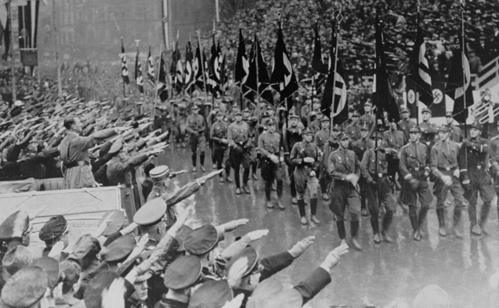 Adolf Hitler observa un desfile que celebra la reintegración de la región del Saar a Alemania, marzo de 1935. Crédito: United States Holocaust Memorial Museum