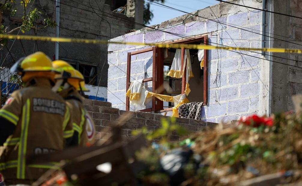 En la remoción de escombros de al menos tres viviendas participaron los bomberos. Foto Luis Camacho