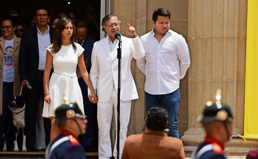 Gustavo Petro, ayer al salir del palacio presidencial en su último día de mandato en Bogotá. Foto: John Vizcaino / AP