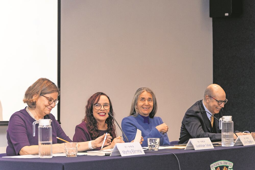 Martha Bárcena, embajadora eminente; Guadalupe Galván, editoria de la sección Mundo de EL UNIVERSAL, quien moderó tres  mesas en el coloquio El otro lado: Nuevas perspectivas de la relación México-Estados Unidos; Julia Carabias, doctora honoris causa por la UNAM, y  Alejandro Chanona, director de la Facultad de Ciencias Políticas y Sociales. Foto: HUGO SALVADOR. EL UNIVERSAL