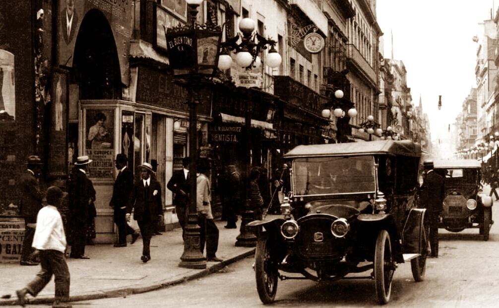 En la foto se observa la actividad del paso de peatones y automotores sobre Avenida Madero en los años 20. En el poste de alumbrado, otro anuncio de “sírvase tomar su derecha”
