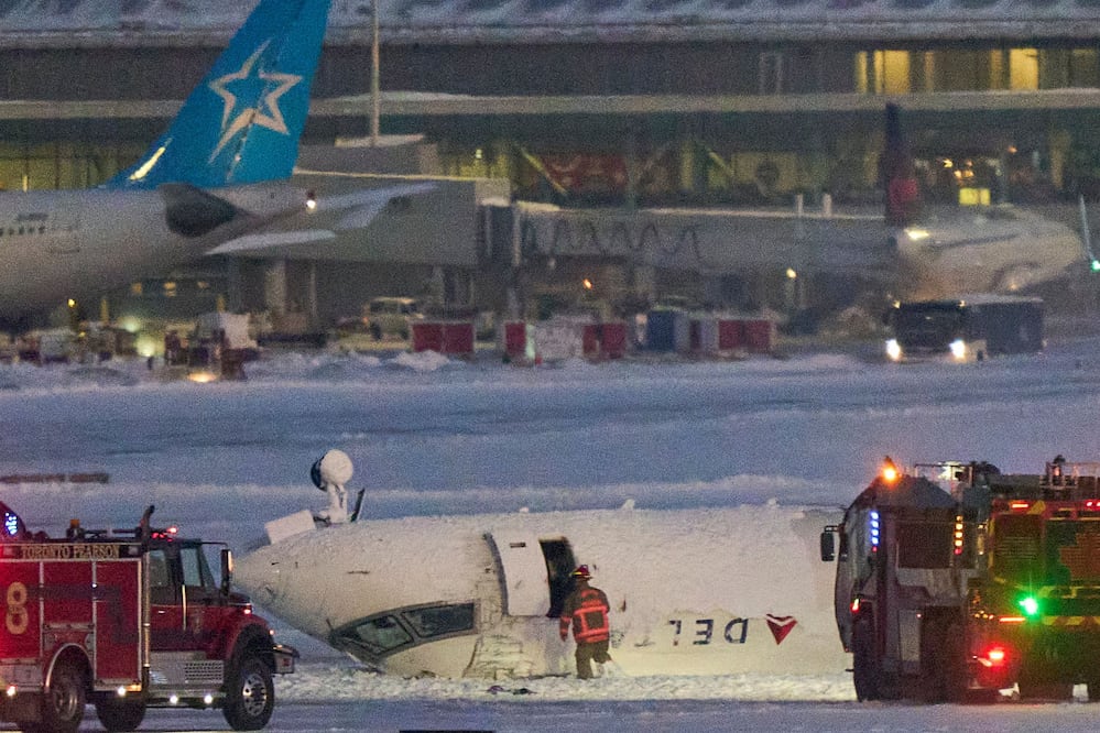 Avión de Delta Airlines sufre accidente en aeropuerto de Toronto (17/02/2025). Foto: Geoff Robins / AFP