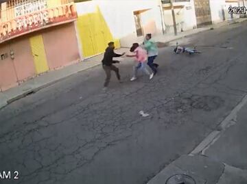 VIDEO: Sujeto intenta robar a menor en Ecatepec; madre lo enfrenta y logra rescatar a su niña