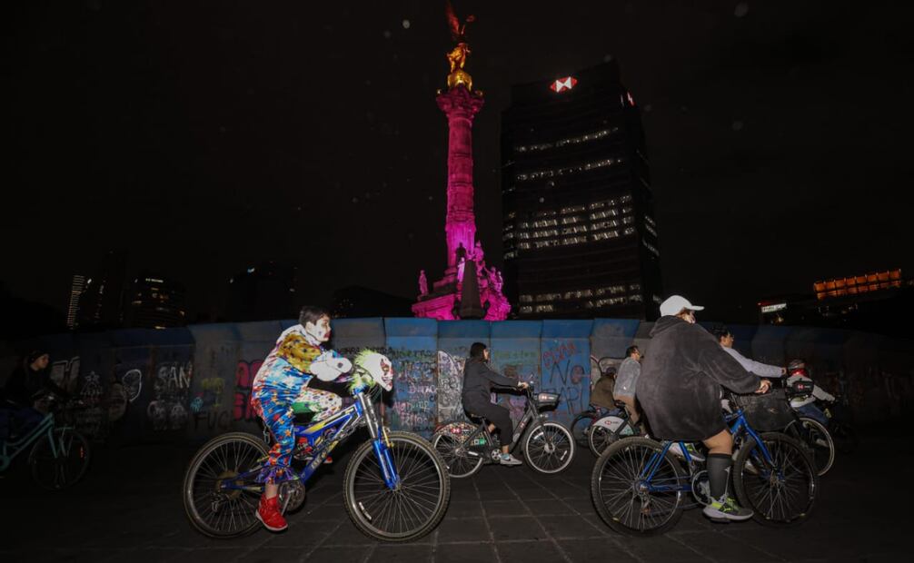Con bicicletas tuneadas acorde a la ocasión, personas pasan al junto al Ángel. (26/10/2024) Fotos: Gabriel Pano / El Universal