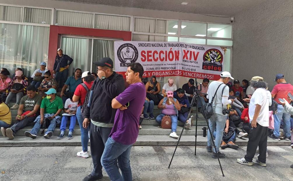 Los profesores desalojaron a los trabajadores del edificio de Finanzas de Guerrero (04/06/2025). Foto: Anwar Delgado Peralta / EL UNIVERSAL