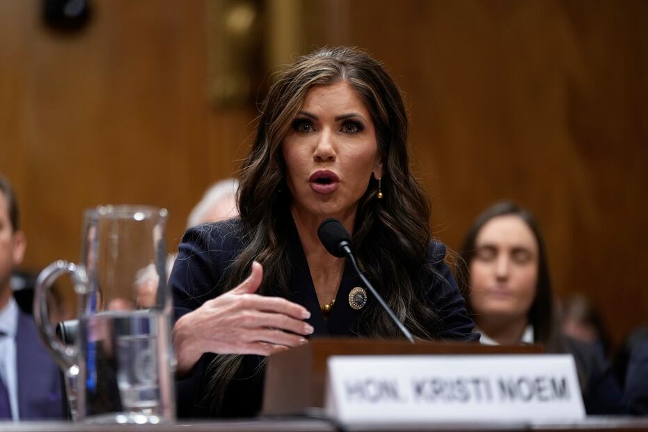 Kristi Noem, secretaria de Seguridad Nacional en el Capitolio de Washington. Foto: AP