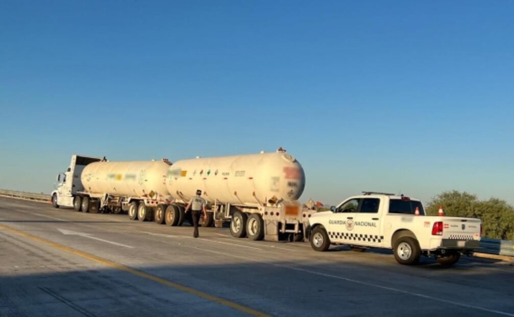 Aseguran tráiler que transportaba ilegalmente 40 toneladas de amoniaco en Sonora
