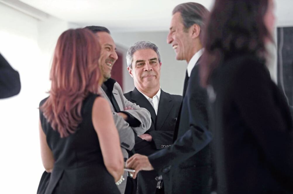 Sánchez Navarro (derecha) y Luis Gatica (al centro), en el funeral. Foto: ALEJANDRA LEYVA. EL UNIVERSAL
