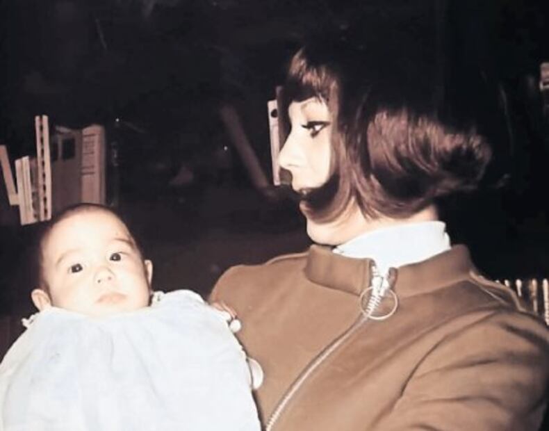 Benny Ibarra de bebé junto a su madre Julissa.