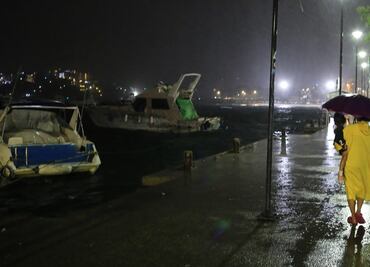 Tormenta “Carlotta” tira espectaculares y árboles en Acapulco