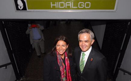 Alcaldesa de París se sube al Metro con Mancera