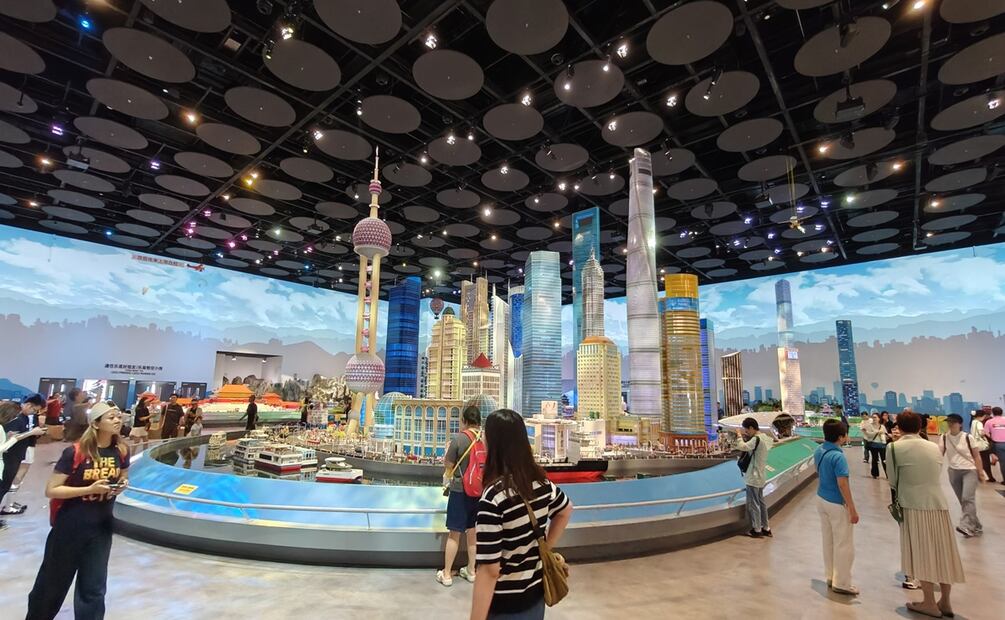 Shanghái inauguró este sábado su nuevo parque Legoland, el más grande del mundo, dedicado a los populares bloques de construcción de la juguetera danesa. Foto: EFE