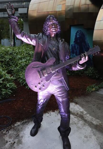 Develan estatua de Chris Cornell en Seattle