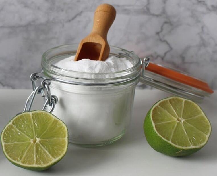 Esto es lo que pasa si tomas agua con bicarbonato y limón