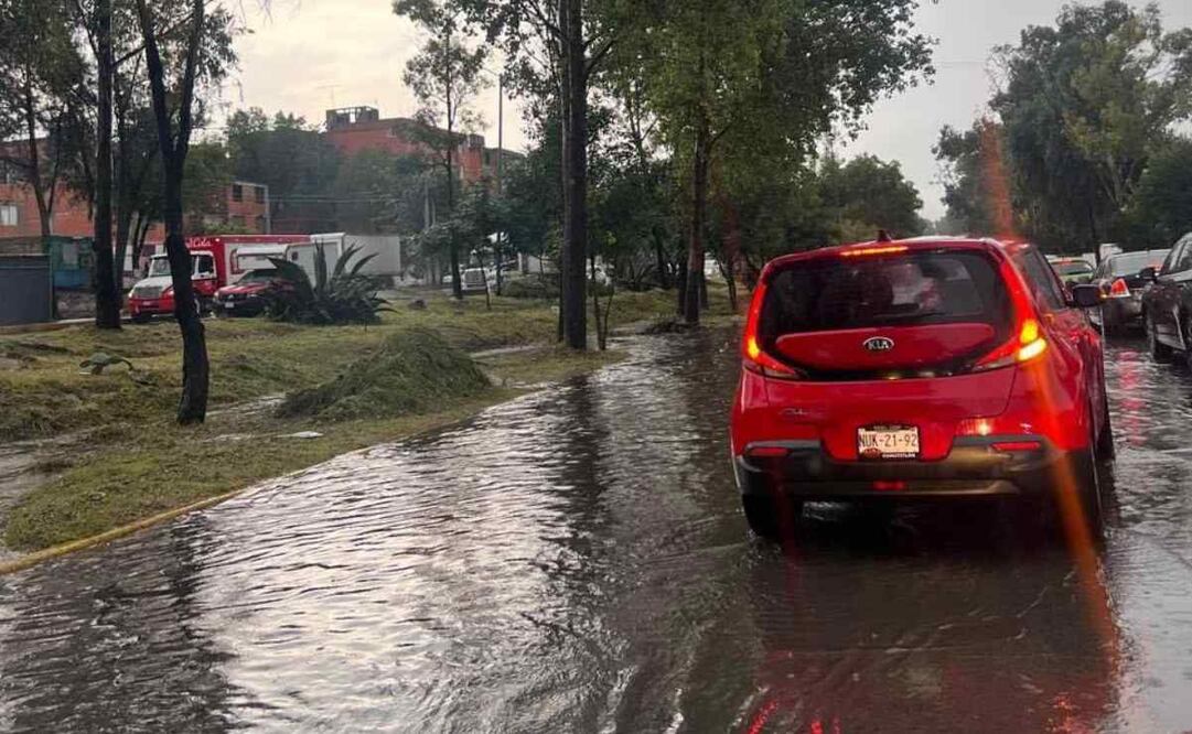 En la avenida Río Bacabachi de la Colinas del Lago, el nivel del agua pluvial rebasó el nivel de la banqueta, por lo que automovilistas no logran cruzar fácilmente. Foto: Especial