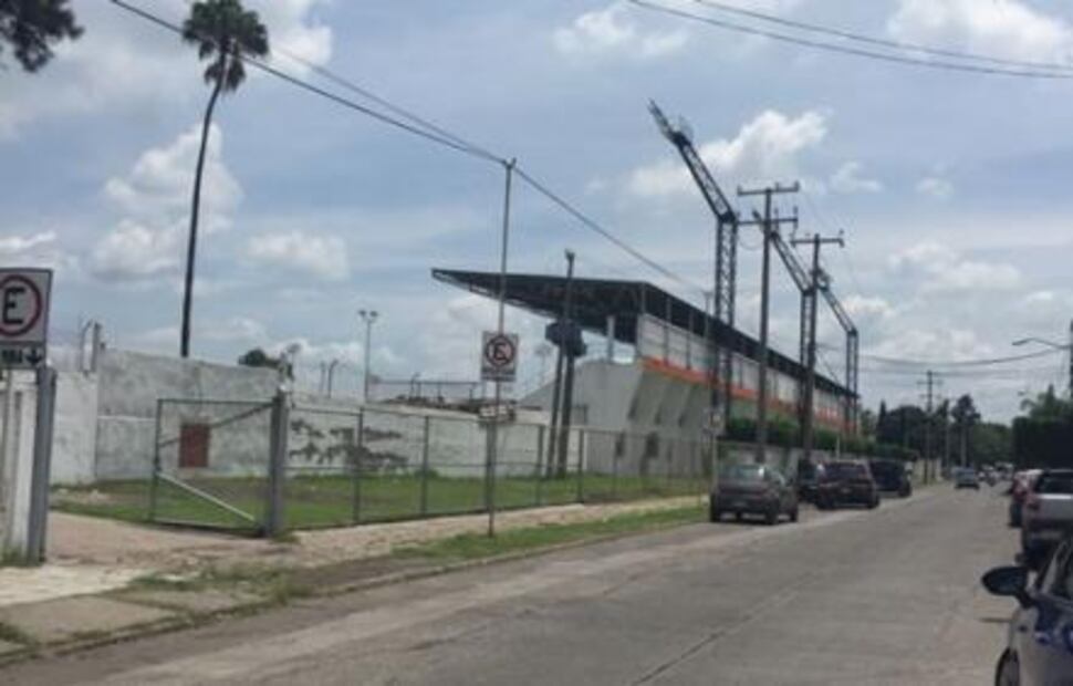 Escuelas, un Oxxo y hasta un bar en predios de Pemex 