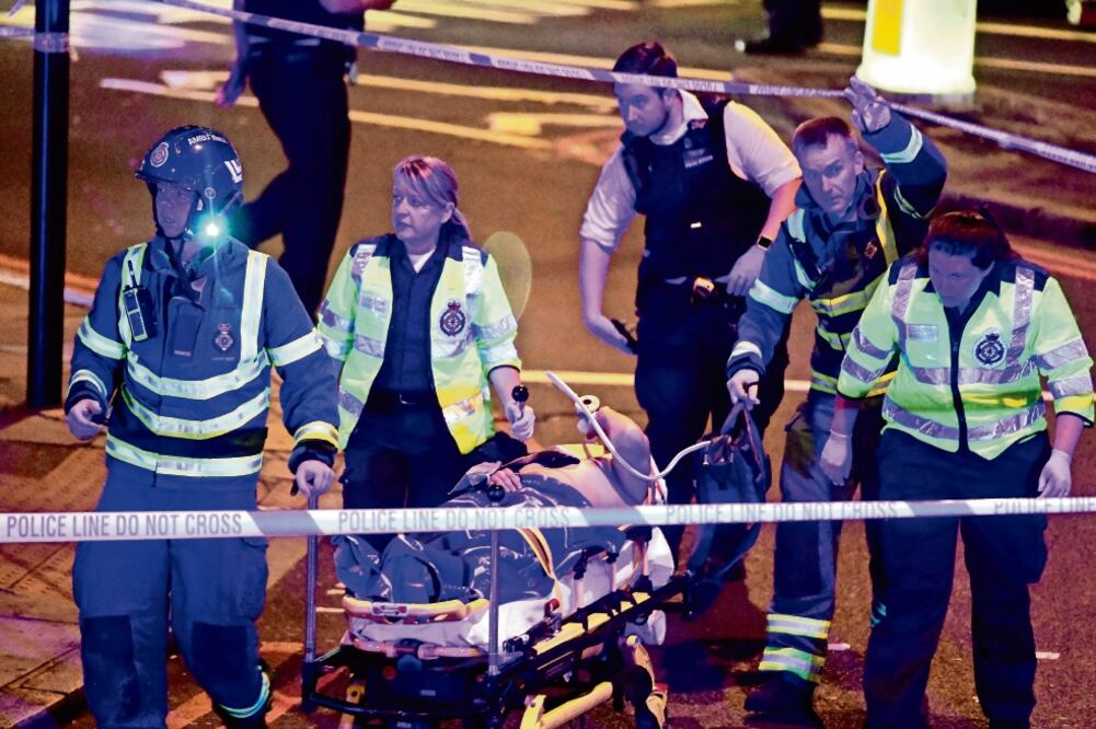 Elementos de seguridad trasladan a uno de los heridos, después de que un vehículo embistió a peatones en la zona del parque Finsbury, en Londres (XINHUA)