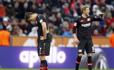 Chicharito, golpeado con Bayer Leverkusen