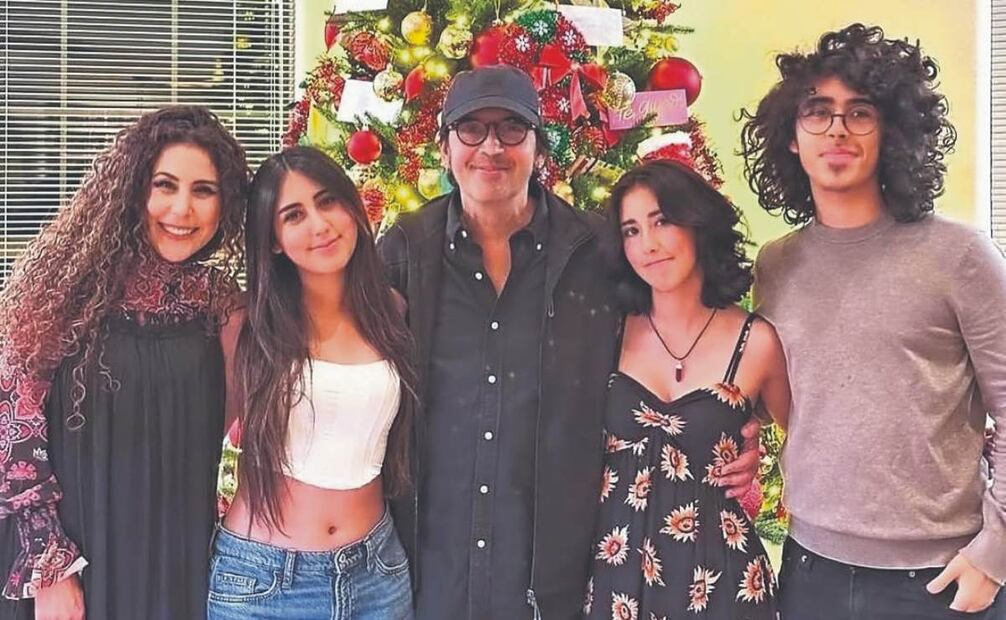 Vica Andrade, al lado de Luna, Memo, Coral y Lucca, hijos de la pareja que duró más de dos décadas junta. (08/04/2025) Fotos: Archivo | El Universal, Clasos e Instagram