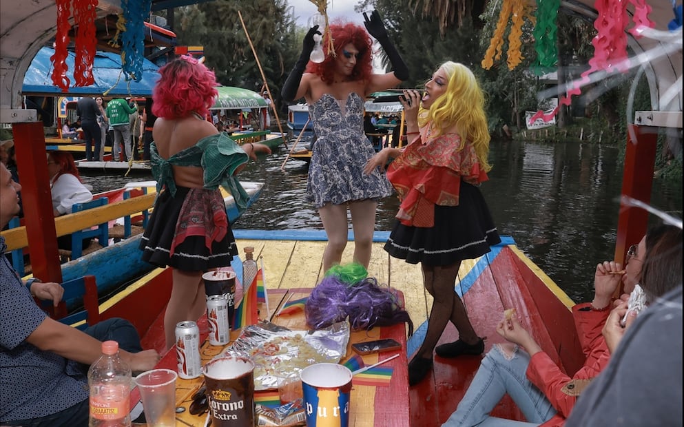 El colectivo LGBTQ+ Chilangas Dragas durante el show Dragjineras que realizan en el embarcadero salitre en Xochimilco. Foto: Fernanda Rojas / EL UNIVERSAL
