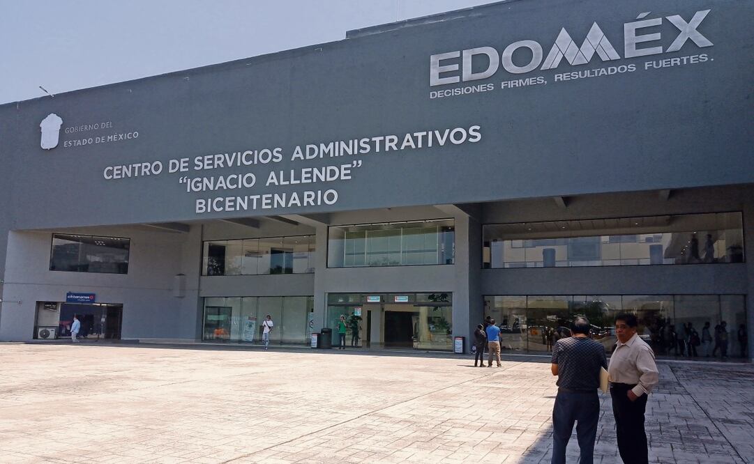 En las oficinas de la Secretaría de Movilidad del Centro Administrativo Ignacio Allende en Naucalpan, los coyotes trabajan libremente. Foto: Rebeca Jiménez / EL UNIVERSAL
