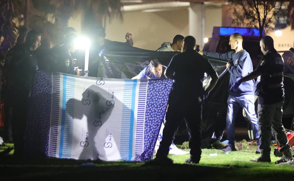 Policías israelíes trabajan en la escena de un ataque con disparos y embestidas en Tel Aviv, Israel, 07 de abril de 2023. Foto: EFE/EPA/ABIR SULTAN