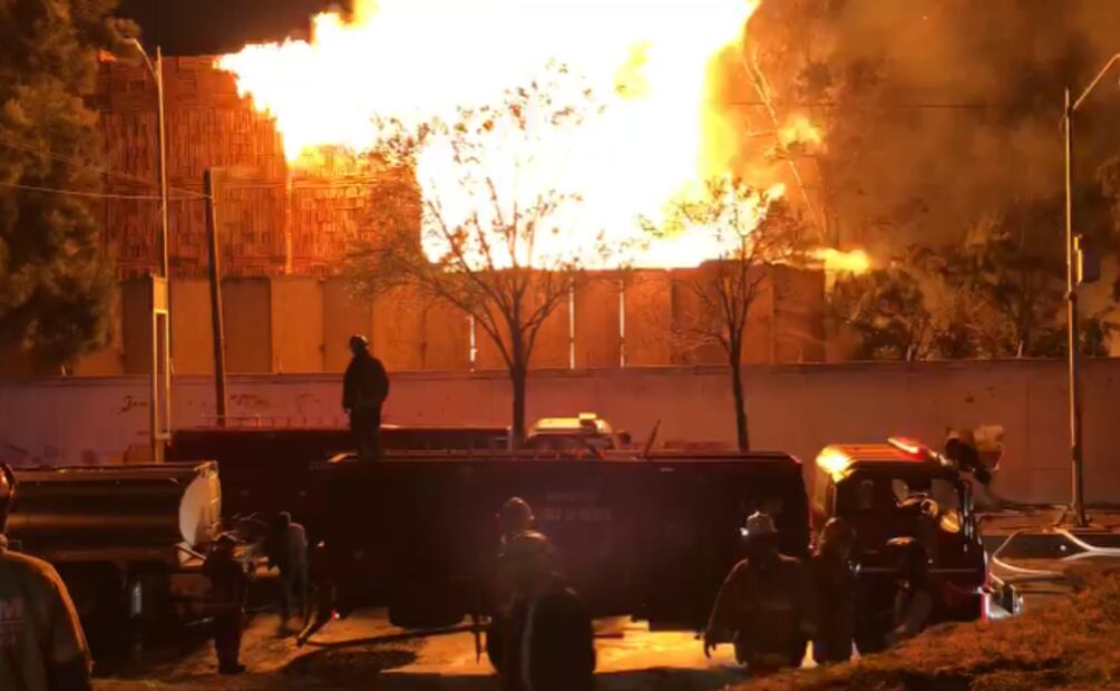De acuerdo a la Secretaría de Gestión de Riesgos y Protección Civil, informó que el incendio se ocasionó por huacales, tarimas y cajas de madera.  Foto: Isidro Corro