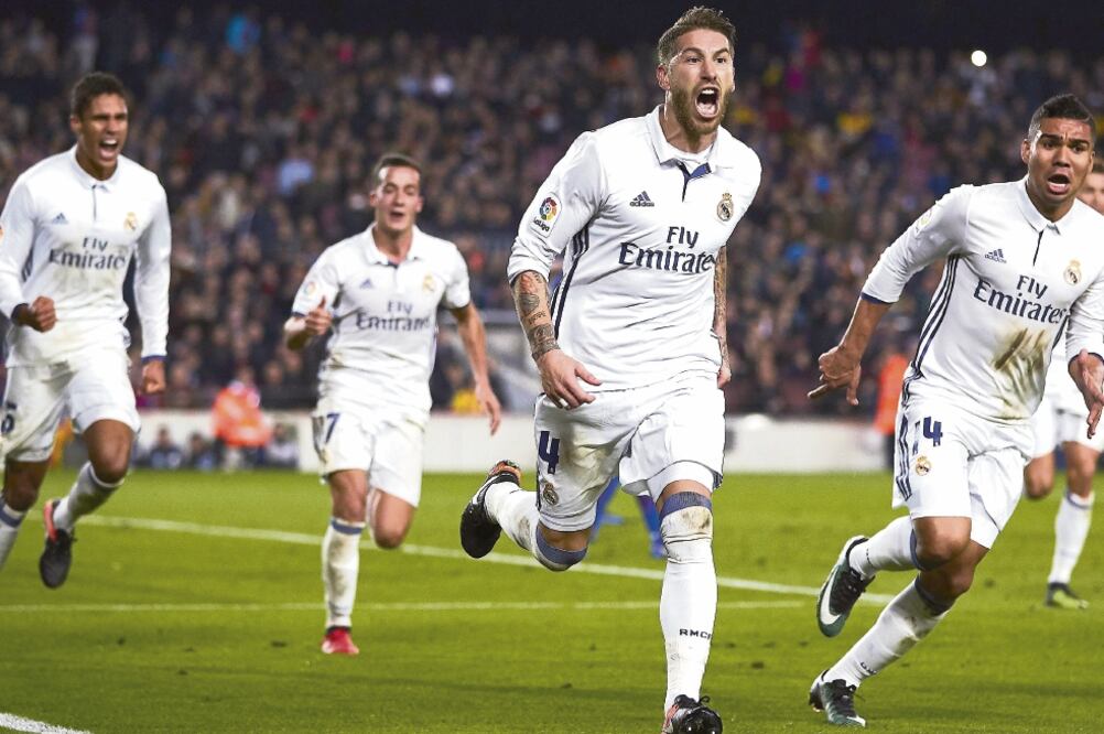 El central Sergio Ramos (2-d), de Real Madrid, festejó en grande su anotación para el empate, que le supo a victoria (XINHUA)