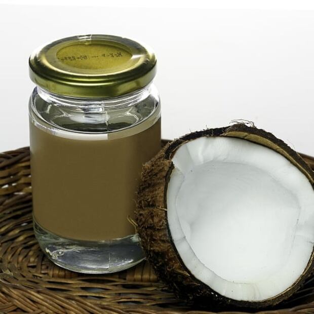 Por qué comprar el aceite de coco para el pelo que venden en playas