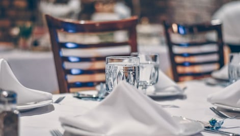 Quita las manchas de labial y otras difíciles de tus servilletas; este truco es lo único que necesitas 