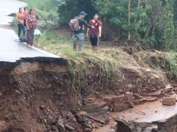 Creciente de río colapsa en la carretera libre Uruapan-El Sabino por lluvias de "Nora"
