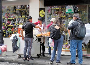Semáforo rojo en CDMX no para a puestos de comida en el Centro Histórico