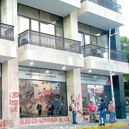 Presuntos normalistas vandalizan el Congreso