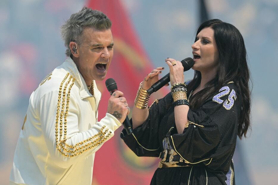 Laura Pausini y Robbie Williams en la final del Mundial de Clubes 2025.
Foto: AFP / Juan Mabromata