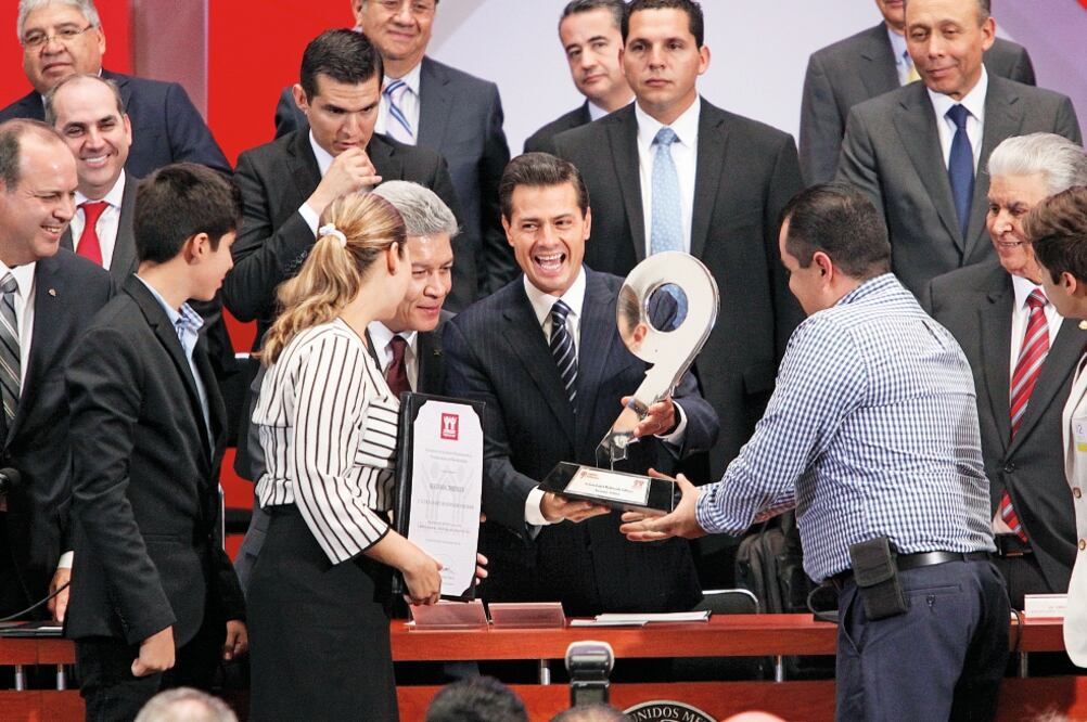 El presidente Enrique Peña Nieto entregó el crédito 9 millones a una familia de Colima, durante la 112 Asamblea General Ordinaria del Infonavit (LUCÍA GODÍNEZ. EL UNIVERSAL)