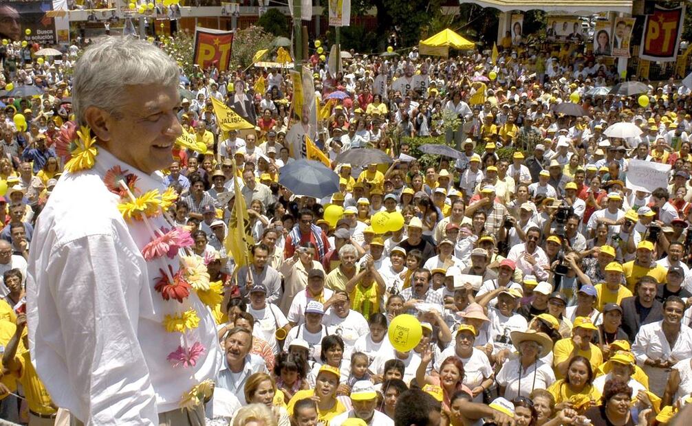 La primera vez que Andrés Manuel López Obrador participó como candidato presidencial fue en 2006 por parte del PRD, algo que fue posible gracias a que Cuauhtémoc Cárdenas declinó en su favor al ver el amplio apoyo que le daba el partido al tabasqueño. Foto: EFE.