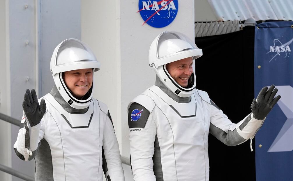 Nick Hague, astronauta de la NASA y el cosmonauta ruso Alexandre Gorbounov. Foto: AP