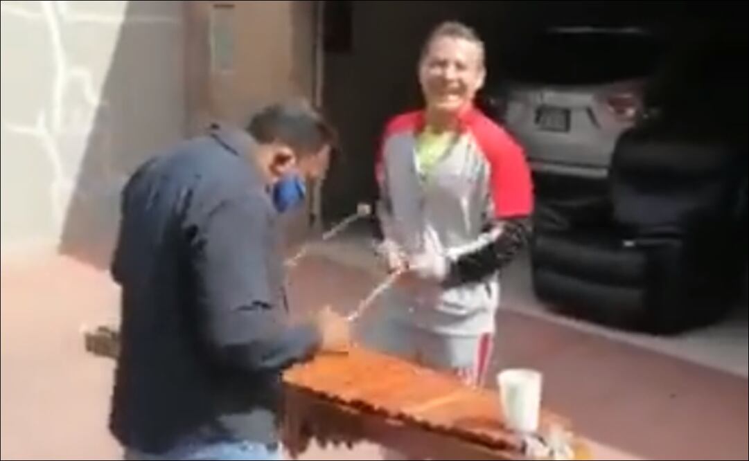 JULIO CÉSAR CHÁVEZ SE DIVIRTIÓ AL RITMO DE LA MARIMBA QUE ÉL MISMO TOCÓ - FOTO: ESPECIAL