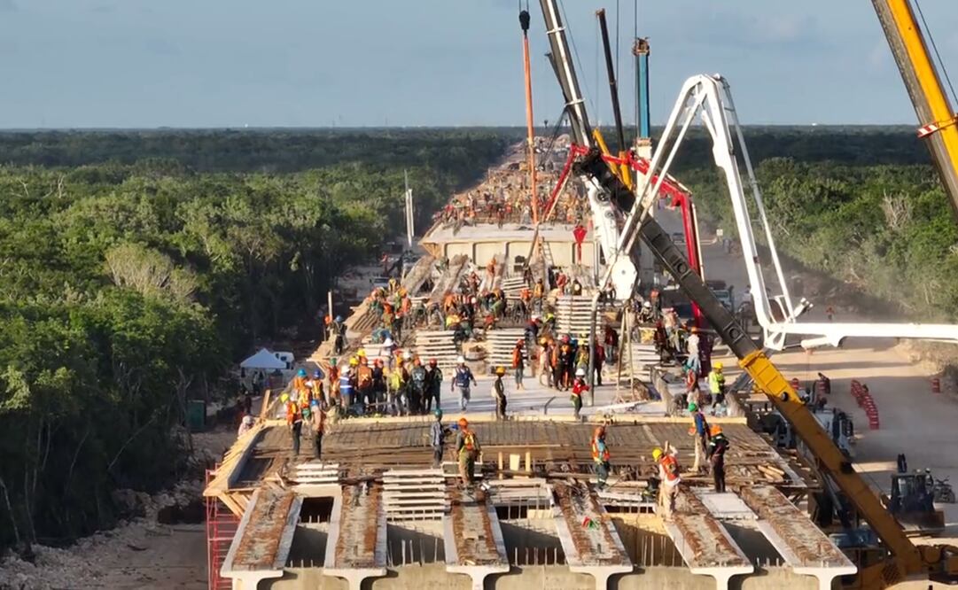 Trabajadores laboran en el Tren Maya. Foto: X @lopezobrador_