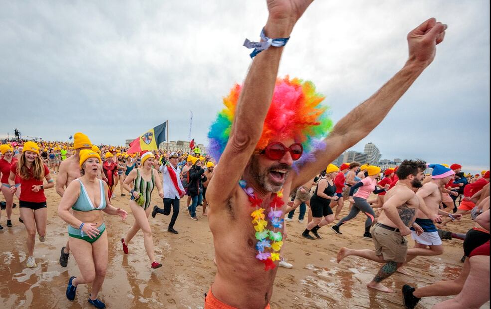 Gente participa en la tradicional inmersión de Año Nuevo en el Mar del Norte en Ostende, Bélgica. Foto: EFE