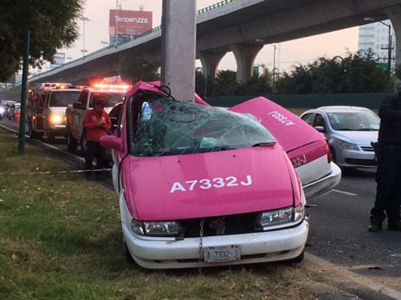 Taxi queda partido a la mitad al chocar contra un poste; muere el conductor