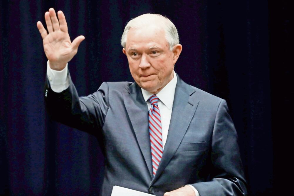Jeff Sessions dijo desconocer la razón por la que expulsaron al dreamer Juan Manuel Montes