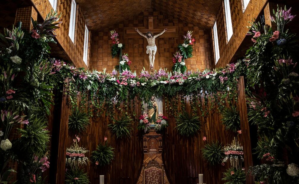 Interior de la iglesia de San Miguel, Villa Guerrero, decorada con flores de la región. Foto: Cristopher Rogel Blanquet, Mexico, W. Eugene Smith Grant/National System of Art Creators FONCA/Getty Images