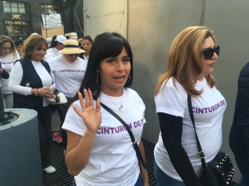 Mujeres arman "cinturones de paz" ante marcha feminista
