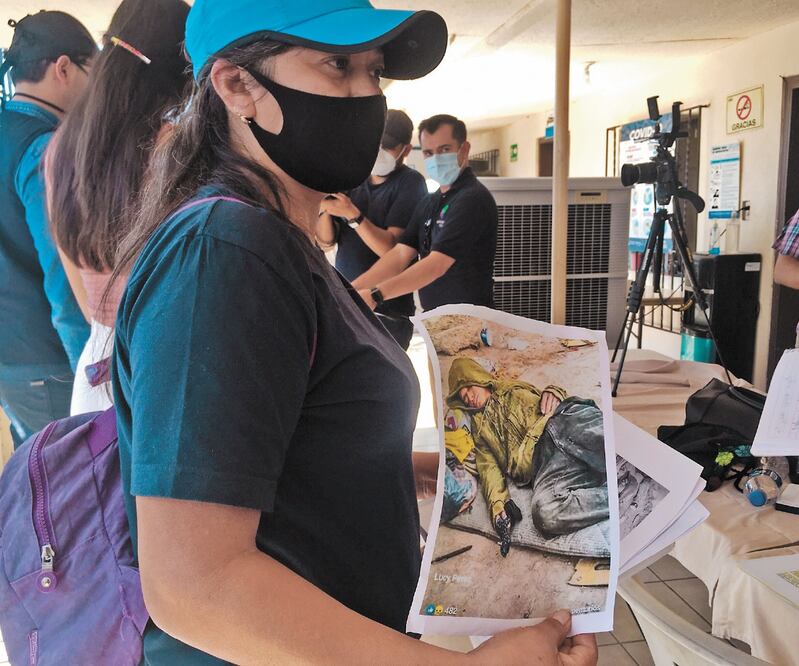 Hilda recorre albergues de Mexicali, donde pregunta si alguien ha visto a su hijo. GABRIELA MARTÍNEZ. EL UNIVERSAL