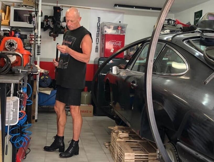 Mark Bryan: el hombre que se hizo viral por usar faldas y zapatillas