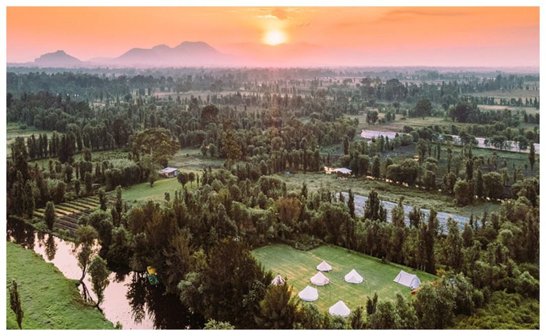 Descubre la experiencia de acampar en la naturaleza disfrutando de una película en este confortable glamping. Imagen: Yo Épico.